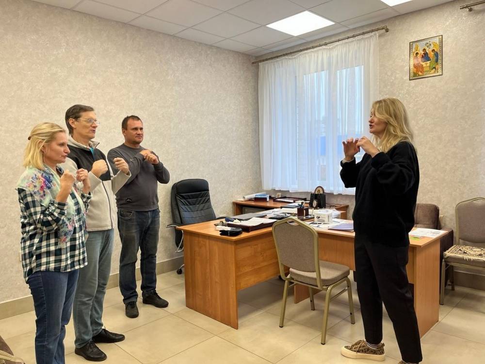 &laquo;Синий платочек&raquo; оживает в жестах: Готовимся к трогательному выступлению!
